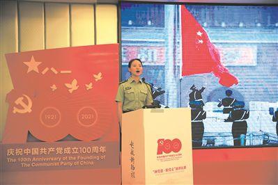 太憨了!球卡在篮架上,赵四用拖把戳掉,随后冲哈登憨笑:我聪明吧?